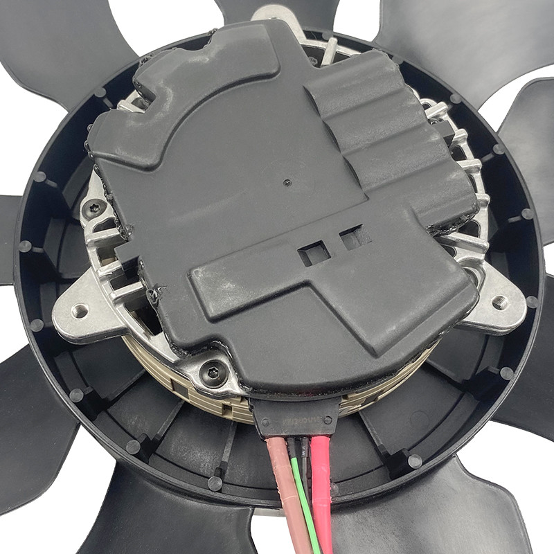 ระดับ 600W ISO TS15949 ระบบเย็นเครื่องยนต์รถยนต์ ระบบเย็นพัดลมสําหรับ Volkswagen Touareg